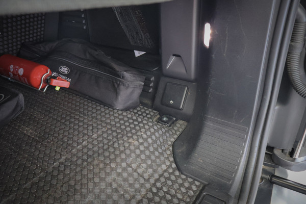 Land Rover Defender 110 P400e | PANORAMADAK | STOELVERWARMING | COLD CLIMATE PACK INCL. VOORRUIT EN STUURWIELVERWARMING | ELEK. TREKHAAK | LED KOPLA
