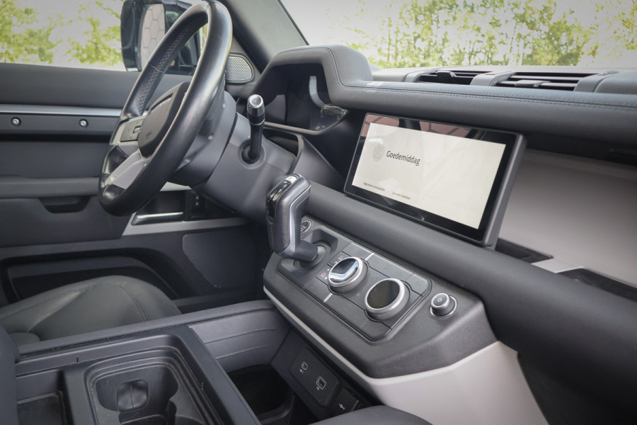 Land Rover Defender 110 P400e | PANORAMADAK | STOELVERWARMING | COLD CLIMATE PACK INCL. VOORRUIT EN STUURWIELVERWARMING | ELEK. TREKHAAK | LED KOPLA
