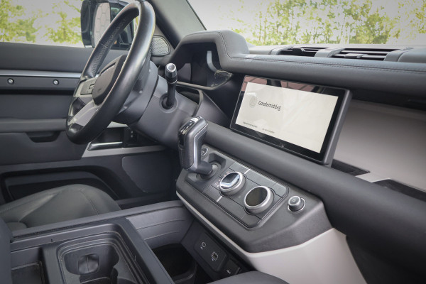 Land Rover Defender 110 P400e | PANORAMADAK | STOELVERWARMING | COLD CLIMATE PACK INCL. VOORRUIT EN STUURWIELVERWARMING | ELEK. TREKHAAK | LED KOPLA