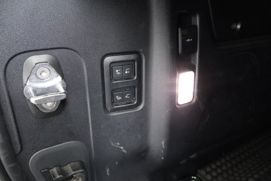 Land Rover Defender 110 P400e | PANORAMADAK | STOELVERWARMING | COLD CLIMATE PACK INCL. VOORRUIT EN STUURWIELVERWARMING | ELEK. TREKHAAK | LED KOPLA