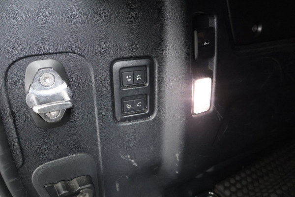 Land Rover Defender 110 P400e | PANORAMADAK | STOELVERWARMING | COLD CLIMATE PACK INCL. VOORRUIT EN STUURWIELVERWARMING | ELEK. TREKHAAK | LED KOPLA