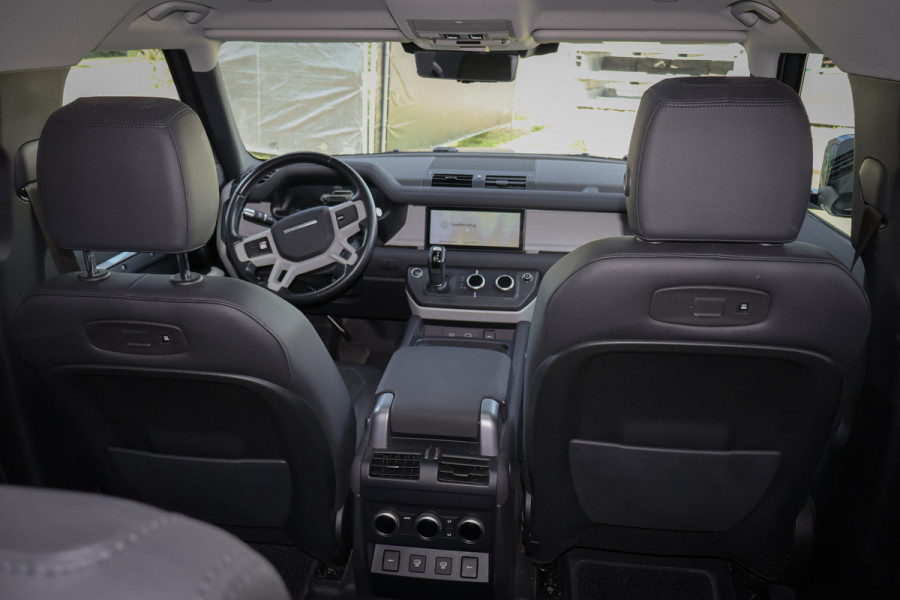 Land Rover Defender 110 P400e | PANORAMADAK | STOELVERWARMING | COLD CLIMATE PACK INCL. VOORRUIT EN STUURWIELVERWARMING | ELEK. TREKHAAK | LED KOPLA