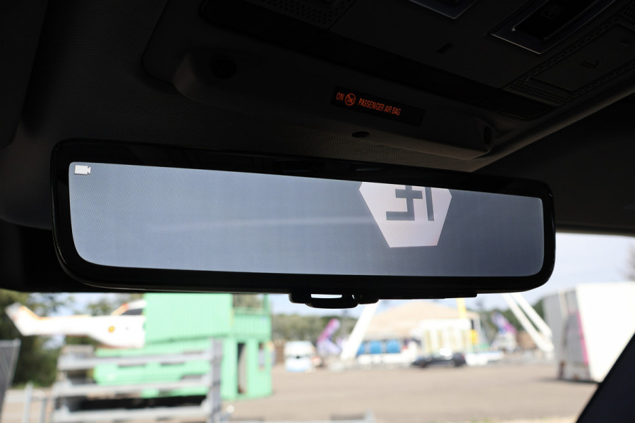 Land Rover Defender 110 P400e | PANORAMADAK | STOELVERWARMING | COLD CLIMATE PACK INCL. VOORRUIT EN STUURWIELVERWARMING | ELEK. TREKHAAK | LED KOPLA
