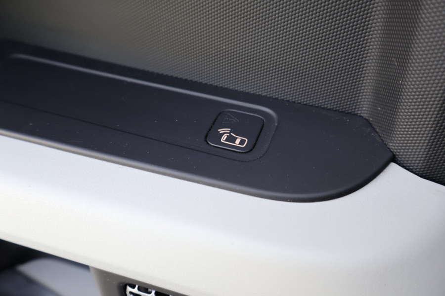 Land Rover Defender 110 P400e | PANORAMADAK | STOELVERWARMING | COLD CLIMATE PACK INCL. VOORRUIT EN STUURWIELVERWARMING | ELEK. TREKHAAK | LED KOPLA