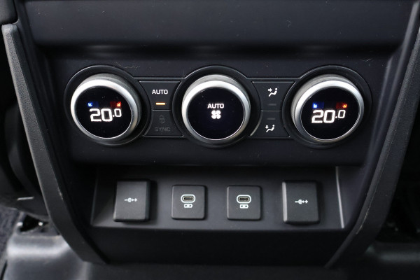 Land Rover Defender 110 P400e | PANORAMADAK | STOELVERWARMING | COLD CLIMATE PACK INCL. VOORRUIT EN STUURWIELVERWARMING | ELEK. TREKHAAK | LED KOPLA