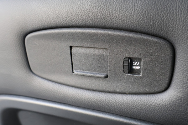 Land Rover Defender 110 P400e | PANORAMADAK | STOELVERWARMING | COLD CLIMATE PACK INCL. VOORRUIT EN STUURWIELVERWARMING | ELEK. TREKHAAK | LED KOPLA