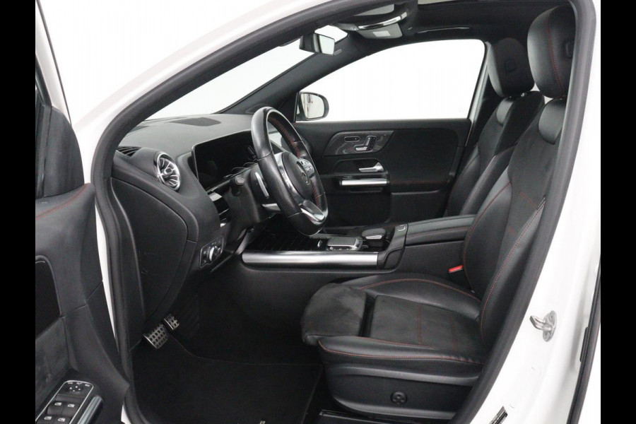 Mercedes-Benz GLA 200 AMG Line | Panoramadak | Trekhaak | Head up | Memory | Camera | Park assist | Sfeerverlichting | Full LED | Half Leder | Stoelverwarming | Cruise control | Carplay