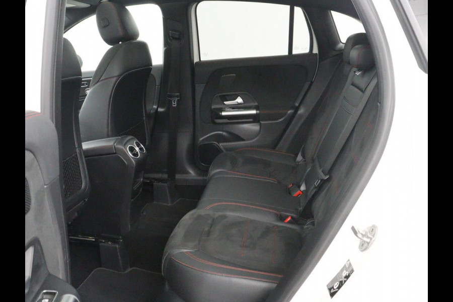 Mercedes-Benz GLA 200 AMG Line | Panoramadak | Trekhaak | Head up | Memory | Camera | Park assist | Sfeerverlichting | Full LED | Half Leder | Stoelverwarming | Cruise control | Carplay