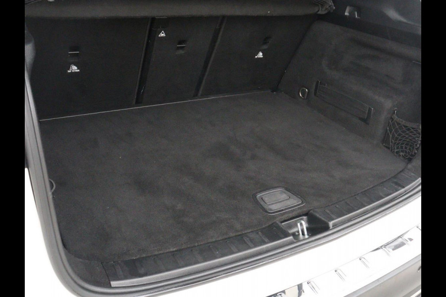 Mercedes-Benz GLA 200 AMG Line | Panoramadak | Trekhaak | Head up | Memory | Camera | Park assist | Sfeerverlichting | Full LED | Half Leder | Stoelverwarming | Cruise control | Carplay