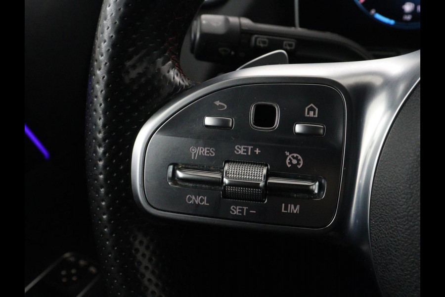 Mercedes-Benz GLA 200 AMG Line | Panoramadak | Trekhaak | Head up | Memory | Camera | Park assist | Sfeerverlichting | Full LED | Half Leder | Stoelverwarming | Cruise control | Carplay