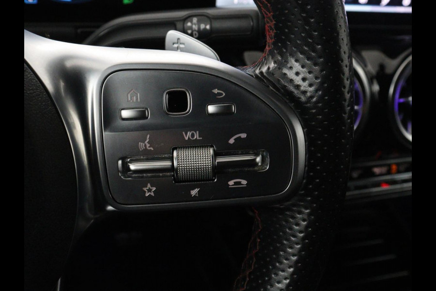 Mercedes-Benz GLA 200 AMG Line | Panoramadak | Trekhaak | Head up | Memory | Camera | Park assist | Sfeerverlichting | Full LED | Half Leder | Stoelverwarming | Cruise control | Carplay