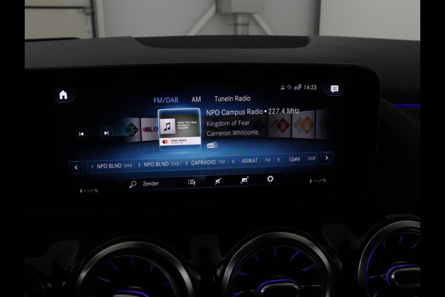 Mercedes-Benz GLA 200 AMG Line | Panoramadak | Trekhaak | Head up | Memory | Camera | Park assist | Sfeerverlichting | Full LED | Half Leder | Stoelverwarming | Cruise control | Carplay