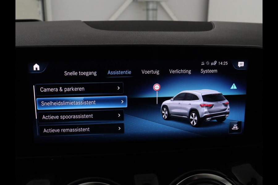 Mercedes-Benz GLA 200 AMG Line | Panoramadak | Trekhaak | Head up | Memory | Camera | Park assist | Sfeerverlichting | Full LED | Half Leder | Stoelverwarming | Cruise control | Carplay