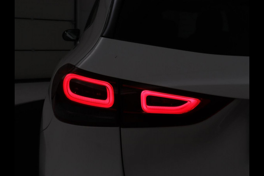 Mercedes-Benz GLA 200 AMG Line | Panoramadak | Trekhaak | Head up | Memory | Camera | Park assist | Sfeerverlichting | Full LED | Half Leder | Stoelverwarming | Cruise control | Carplay