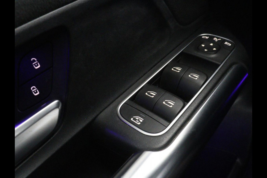 Mercedes-Benz GLA 200 AMG Line | Panoramadak | Trekhaak | Head up | Memory | Camera | Park assist | Sfeerverlichting | Full LED | Half Leder | Stoelverwarming | Cruise control | Carplay