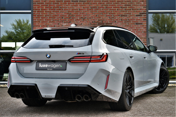 BMW M5 Touring | Kreidegrau Ind. | Ultimate Pack | Keramisch | Pano | Trekh | B&W | DA+