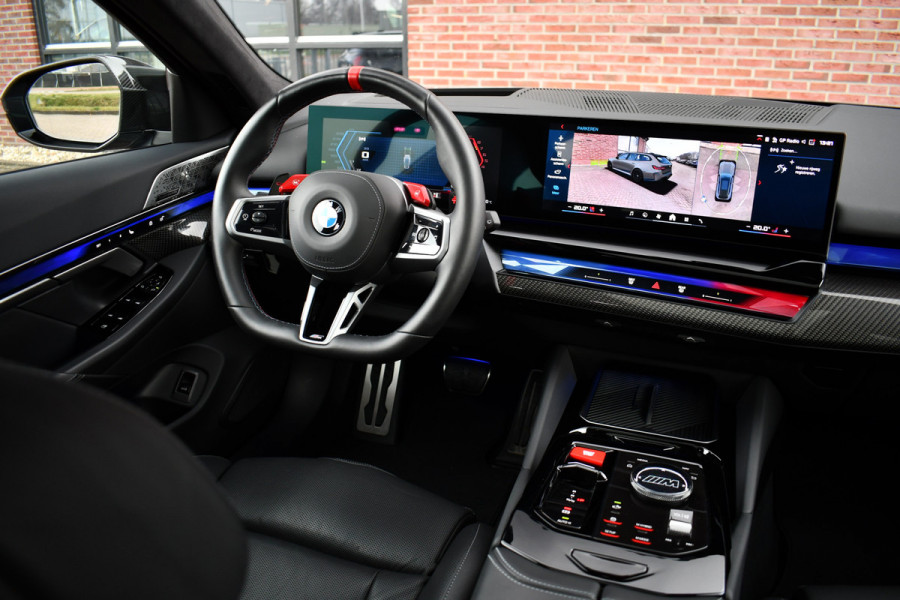BMW M5 Touring | Kreidegrau Ind. | Ultimate Pack | Keramisch | Pano | Trekh | B&W | DA+