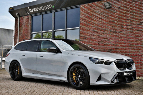 BMW M5 Touring | Kreidegrau Ind. | Ultimate Pack | Keramisch | Pano | Trekh | B&W | DA+