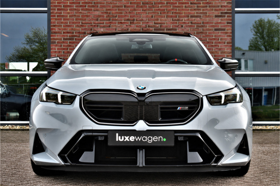 BMW M5 Touring | Kreidegrau Ind. | Ultimate Pack | Keramisch | Pano | Trekh | B&W | DA+
