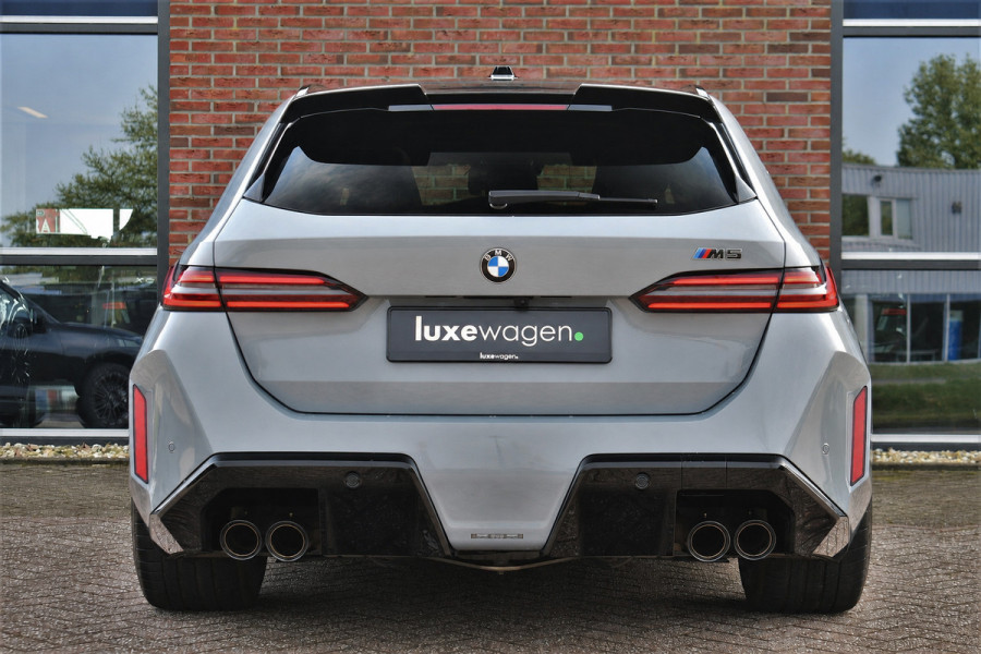 BMW M5 Touring | Kreidegrau Ind. | Ultimate Pack | Keramisch | Pano | Trekh | B&W | DA+