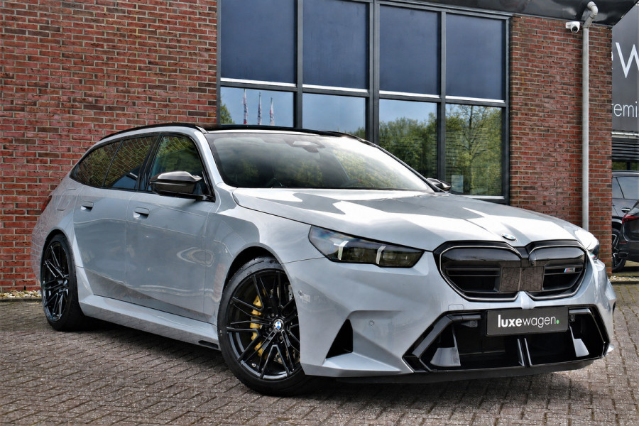 BMW M5 Touring | Kreidegrau Ind. | Ultimate Pack | Keramisch | Pano | Trekh | B&W | DA+