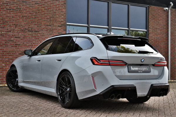 BMW M5 Touring | Kreidegrau Ind. | Ultimate Pack | Keramisch | Pano | Trekh | B&W | DA+