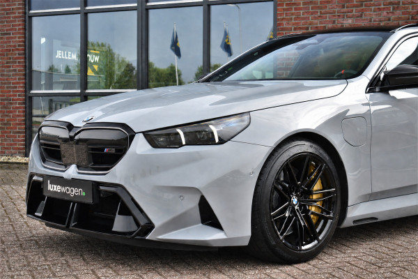 BMW M5 Touring | Kreidegrau Ind. | Ultimate Pack | Keramisch | Pano | Trekh | B&W | DA+