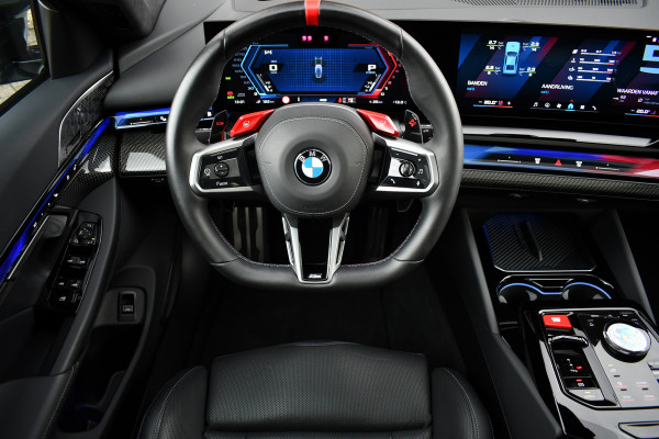 BMW M5 Touring | Kreidegrau Ind. | Ultimate Pack | Keramisch | Pano | Trekh | B&W | DA+