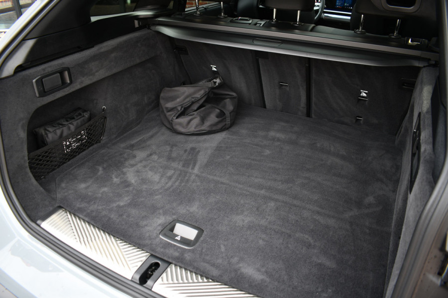 BMW M5 Touring | Kreidegrau Ind. | Ultimate Pack | Keramisch | Pano | Trekh | B&W | DA+