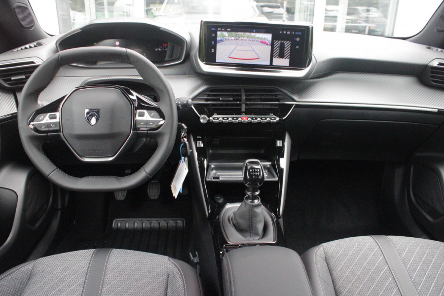 Peugeot 2008 1.2 100PK ALLURE | ACHTERUITRIJ CAMERA | NAVIGATIE | DRAADLOZE APPLE CARPLAY/ANDROID AUTO | PARKEERSENSOREN VOOR + ACHTER | CRUISE CONTROL | DAB+ RADIO | CLIMATE CONTROL | 17" LICHTMETALEN VELGEN | UNIEKE KM STAND! |