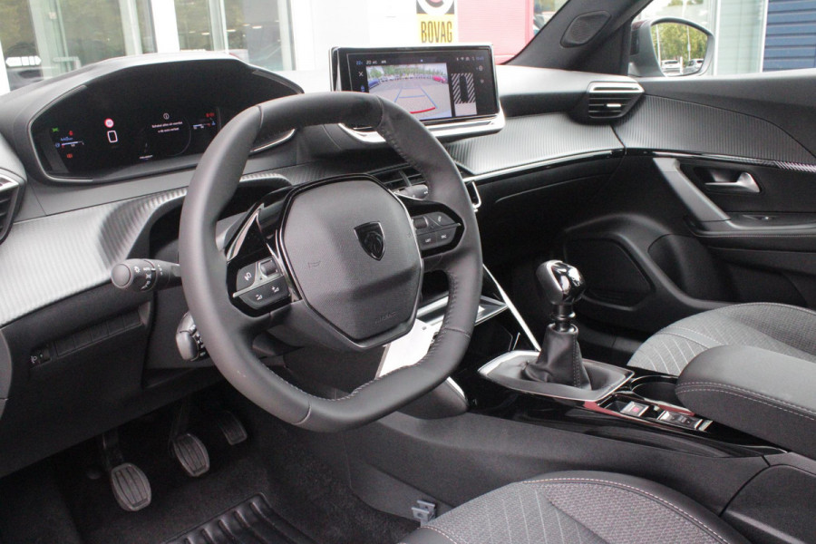 Peugeot 2008 1.2 100PK ALLURE | ACHTERUITRIJ CAMERA | NAVIGATIE | DRAADLOZE APPLE CARPLAY/ANDROID AUTO | PARKEERSENSOREN VOOR + ACHTER | CRUISE CONTROL | DAB+ RADIO | CLIMATE CONTROL | 17" LICHTMETALEN VELGEN | UNIEKE KM STAND! |