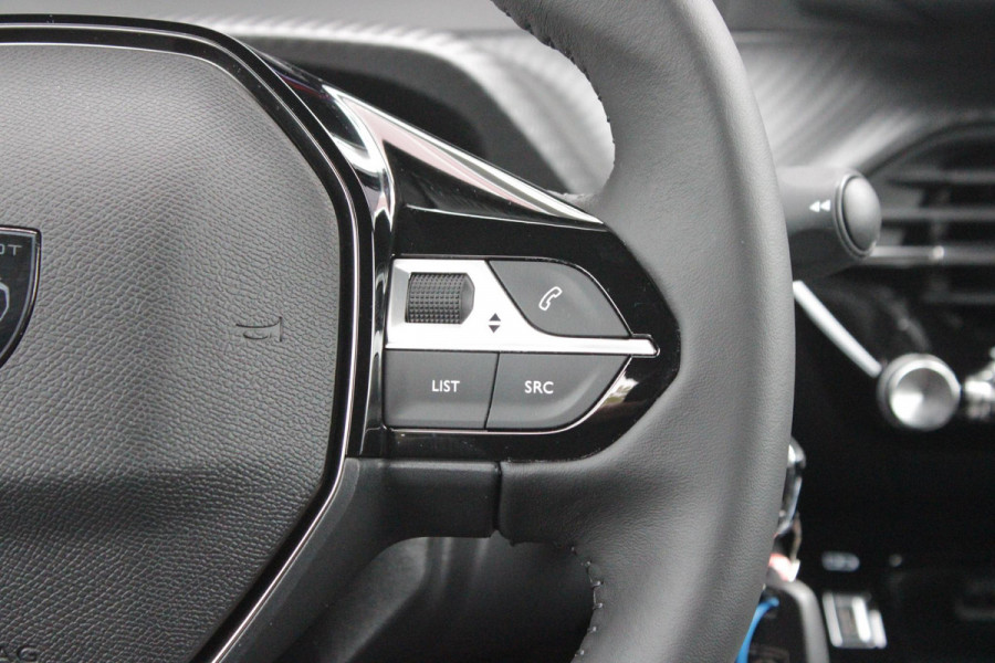 Peugeot 2008 1.2 100PK ALLURE | ACHTERUITRIJ CAMERA | NAVIGATIE | DRAADLOZE APPLE CARPLAY/ANDROID AUTO | PARKEERSENSOREN VOOR + ACHTER | CRUISE CONTROL | DAB+ RADIO | CLIMATE CONTROL | 17" LICHTMETALEN VELGEN | UNIEKE KM STAND! |