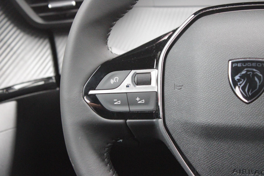Peugeot 2008 1.2 100PK ALLURE | ACHTERUITRIJ CAMERA | NAVIGATIE | DRAADLOZE APPLE CARPLAY/ANDROID AUTO | PARKEERSENSOREN VOOR + ACHTER | CRUISE CONTROL | DAB+ RADIO | CLIMATE CONTROL | 17" LICHTMETALEN VELGEN | UNIEKE KM STAND! |