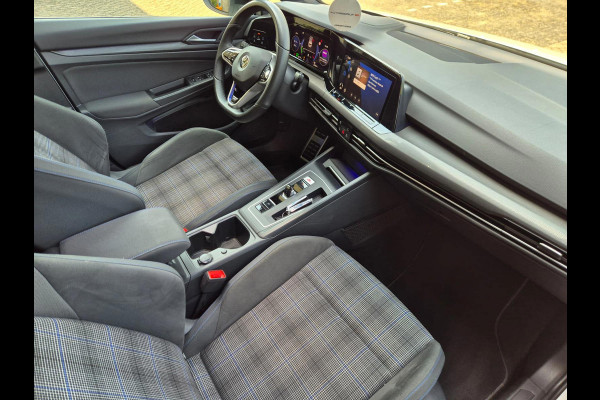 Volkswagen Golf 1.4 eHybrid GTE Pano! Hud! IQ! Standkachel! StoelW! StuurW! Camera!