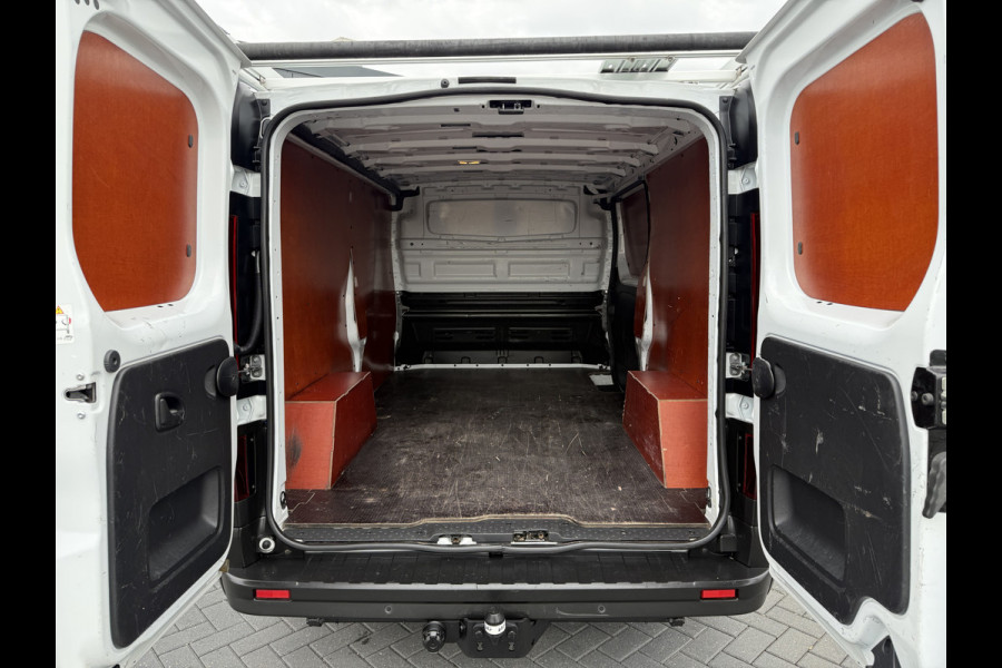 Renault Trafic 2.0 dCi 150 PK AUTOMAAT / L2H1 / 27.349 KM!! / TREKHAAK / IMPERIAAL / 3-ZITS / CAMERA / LED