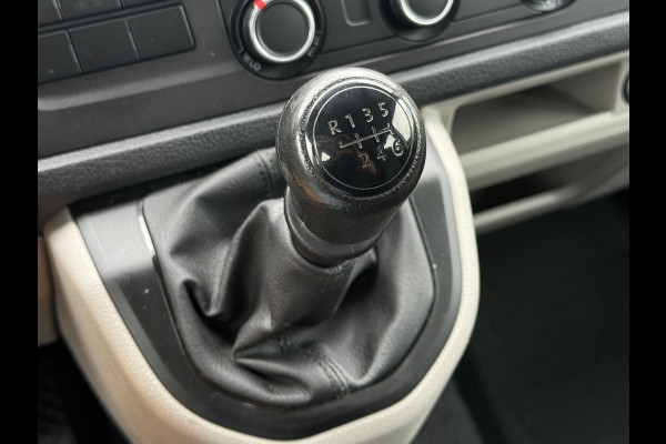 Volkswagen Transporter 2.0 TDI 150 PK / L2H1 / DUBBELE CABINE / TREKHAAK / 1e EIG. / AIRCO / CRUISE / ISOFIX / NAVI