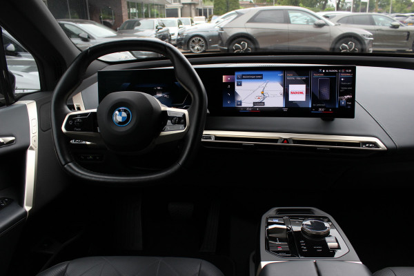 BMW iX xDrive40 High Exe. M Sport 77 kWh / SoH 97,1% / 360Camera / Head-up / Keyless / Softclose / 20'' / ACC / Laser LED / Navigatie / Stoelverwarming+Stuurverwarming / Stoelventilaite