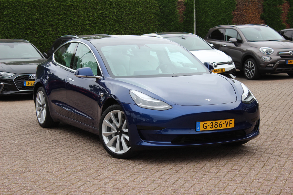 Tesla Model 3 Standard RWD Plus 60 kWh / SoH 87,5% / Trekhaak / Autopilot / Panoramadak / Camera / Premium Audio / 19'' / Leder