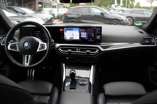 BMW i4 M50 High Executive 84 kWh / SoH 96,6% / 360Camera / Head-up / Leder / Harman Kardon / Carbon intr.+extr. / 19'' / CarPlay / Stoelverwarming / Dodehoek / DAB / Cruise Control Adaptief