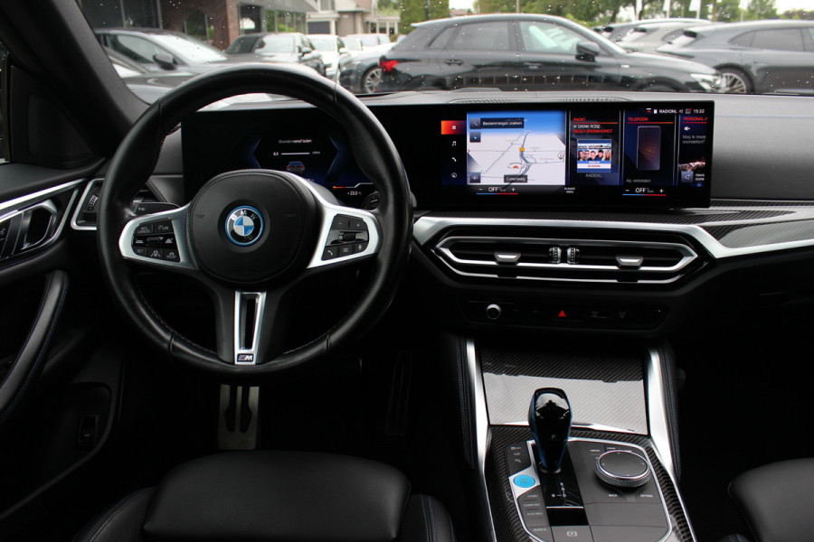 BMW i4 M50 High Executive 84 kWh / SoH 96,6% / 360Camera / Head-up / Leder / Harman Kardon / Carbon intr.+extr. / 19'' / CarPlay / Stoelverwarming / Dodehoek / DAB / Cruise Control Adaptief