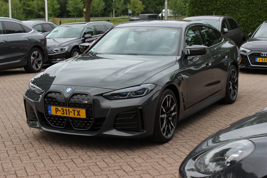BMW i4 M50 High Executive 84 kWh / SoH 96,6% / 360Camera / Head-up / Leder / Harman Kardon / Carbon intr.+extr. / 19'' / CarPlay / Stoelverwarming / Dodehoek / DAB / Cruise Control Adaptief