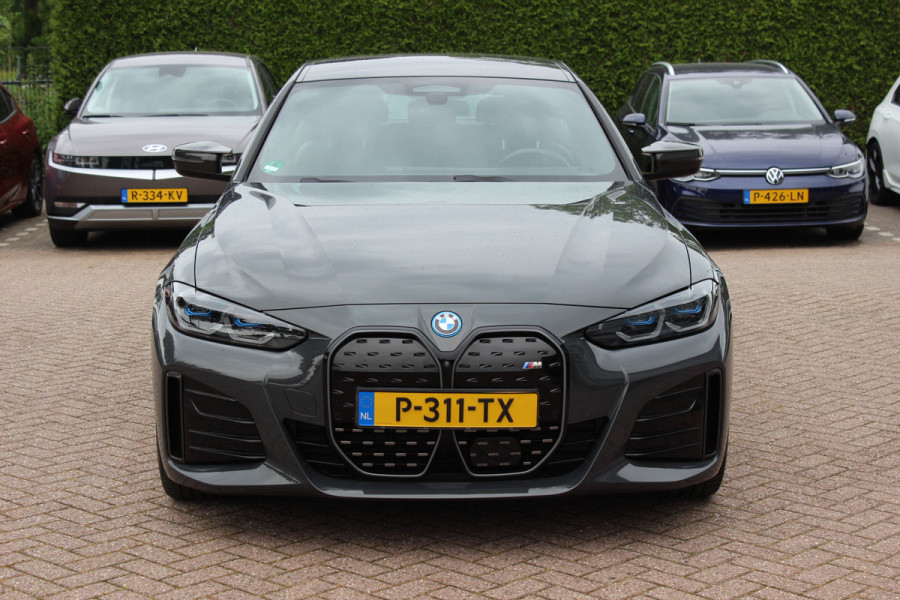BMW i4 M50 High Executive 84 kWh / SoH 96,6% / 360Camera / Head-up / Leder / Harman Kardon / Carbon intr.+extr. / 19'' / CarPlay / Stoelverwarming / Dodehoek / DAB / Cruise Control Adaptief