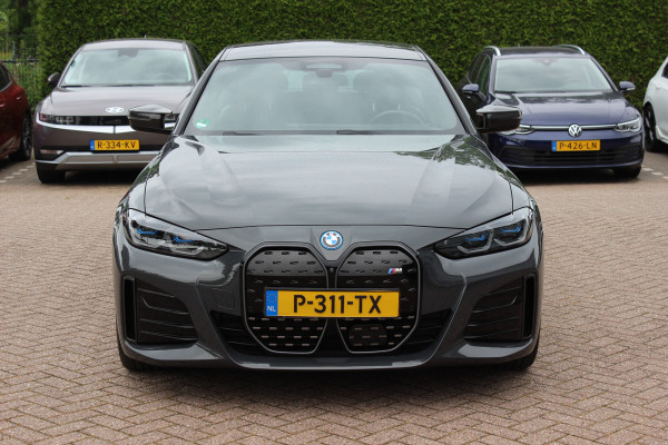 BMW i4 M50 High Executive 84 kWh / SoH 96,6% / 360Camera / Head-up / Leder / Harman Kardon / Carbon intr.+extr. / 19'' / CarPlay / Stoelverwarming / Dodehoek / DAB / Cruise Control Adaptief