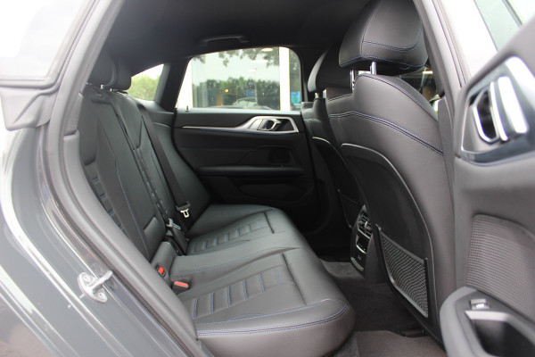 BMW i4 M50 High Executive 84 kWh / SoH 96,6% / 360Camera / Head-up / Leder / Harman Kardon / Carbon intr.+extr. / 19'' / CarPlay / Stoelverwarming / Dodehoek / DAB / Cruise Control Adaptief