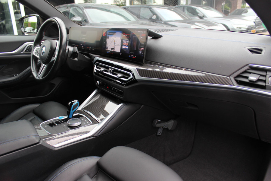 BMW i4 M50 High Executive 84 kWh / SoH 96,6% / 360Camera / Head-up / Leder / Harman Kardon / Carbon intr.+extr. / 19'' / CarPlay / Stoelverwarming / Dodehoek / DAB / Cruise Control Adaptief