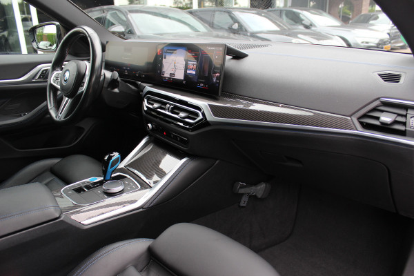 BMW i4 M50 High Executive 84 kWh / SoH 96,6% / 360Camera / Head-up / Leder / Harman Kardon / Carbon intr.+extr. / 19'' / CarPlay / Stoelverwarming / Dodehoek / DAB / Cruise Control Adaptief