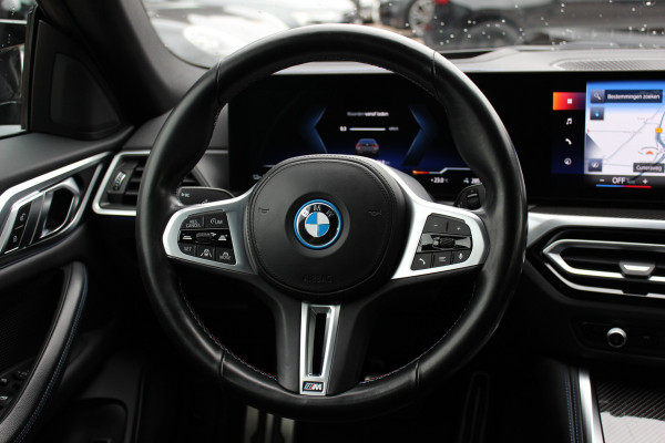 BMW i4 M50 High Executive 84 kWh / SoH 96,6% / 360Camera / Head-up / Leder / Harman Kardon / Carbon intr.+extr. / 19'' / CarPlay / Stoelverwarming / Dodehoek / DAB / Cruise Control Adaptief