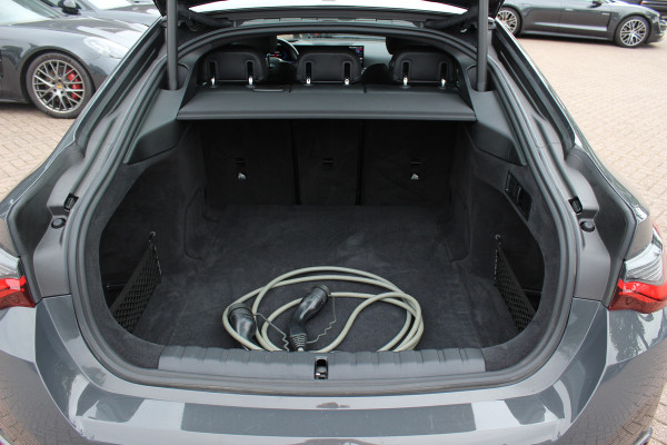 BMW i4 M50 High Executive 84 kWh / SoH 96,6% / 360Camera / Head-up / Leder / Harman Kardon / Carbon intr.+extr. / 19'' / CarPlay / Stoelverwarming / Dodehoek / DAB / Cruise Control Adaptief