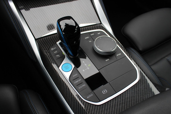 BMW i4 M50 High Executive 84 kWh / SoH 96,6% / 360Camera / Head-up / Leder / Harman Kardon / Carbon intr.+extr. / 19'' / CarPlay / Stoelverwarming / Dodehoek / DAB / Cruise Control Adaptief
