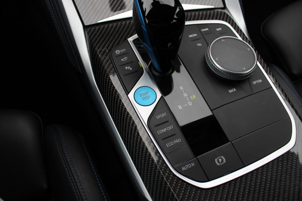 BMW i4 M50 High Executive 84 kWh / SoH 96,6% / 360Camera / Head-up / Leder / Harman Kardon / Carbon intr.+extr. / 19'' / CarPlay / Stoelverwarming / Dodehoek / DAB / Cruise Control Adaptief